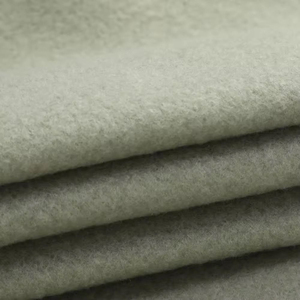 Tissu de qualité supérieure pour des survêtements pour femmes durables, idéaux pour les voyages, les entraînements et les tenues décontractées. - Product Image 6