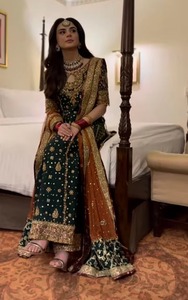 Robe Anarkali pakistanaise haut de gamme, longue et superposée, rose pêche pastel doux, avec des broderies évasées richement ornées de Kora argenté complexe - Product Image 4