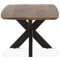 Table basse ovale en bois de manguier massif industriel avec plateau incurvé et pieds pliants en métal en forme d'araignée, finition brute noire et naturelle