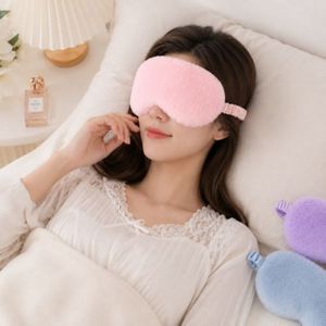 Masque pour les yeux en peluche rose, fausse fourrure douce, bande élastique pour un sommeil réparateur - Product Image 3