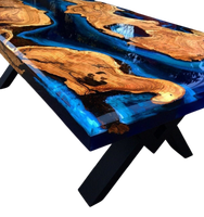 Table à manger de luxe sur mesure sur le thème de l'amour, avec bord naturel, centre en bois massif et résine époxy, finition brillante, base en métal industriel