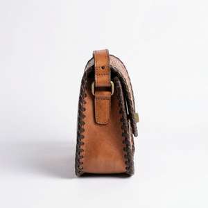 2026 Superventas: Bolso de Verano Bohemio Vintage para Mujer, 100% Cuero Genuino, Ligero, con Grabados Florales Hechos a Mano y Costuras Decorativas - Product Image 3