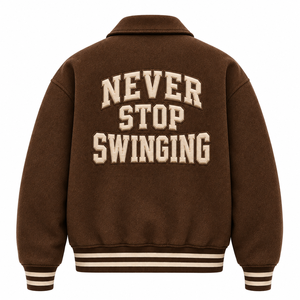 Chaqueta Varsity Marrón para Hombre con Logotipo Bordado 'Never Stop Swinging', Estilo Preppy, Cuello Camisero, Corte Regular, para Otoño - Product Image 2