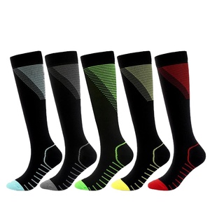 Chaussettes hautes respirantes athlétiques de haute qualité avec logo personnalisé vente en gros usine du Vietnam pour chaussette d'entraînement sportif de football - Product Image 1