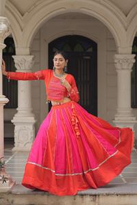 Lehenga Tradicional para Festividades con Encaje Romano y Adornos, Bordado con Hilo Gamthi y Top con Encaje Kodi - Product Image 1