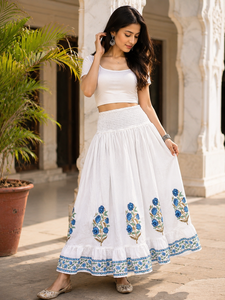 Falda midi blanca con estampado artesanal de Jaipur, cintura elástica fruncida, diseño escalonado, 100% algodón, con estampado floral Butta y borde con volantes. - Product Image 6