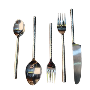 Juego de Cubiertos de Plata Mate con Textura Martillada. Cubiertos Modernos de Acero Inoxidable con Acabado Manual, Superficie Agujereada y Mangos Redondeados - Product Image 1