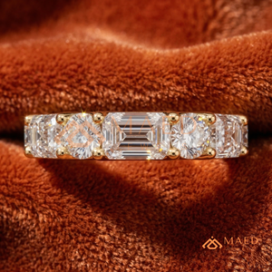 แหวนเพชร 5 เม็ด ทอง 18K | แหวนหมั้นเพชรทรงกลมเจียระไนแบบบริลเลียนท์และเพชรแล็บโกรว์สีมรกต | เครื่องประดับ VVS แบบสั่งทำสำหรับผู้หญิง - Product Image 4