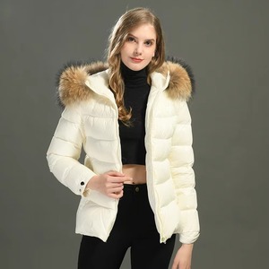 Chaqueta Acolchada Color Crema para Mujer con Capucha con Ribete de Piel, Cierre de Cremallera, Abrigo de Invierno de Longitud Regular, Manga Larga, Color Sólido - Product Image 1
