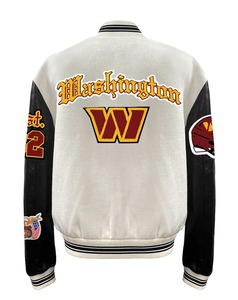 Giacca Varsity in Lana e Pelle Stile Old English dei Washington Commanders, Bianco Sporco/Nero - Product Image 2