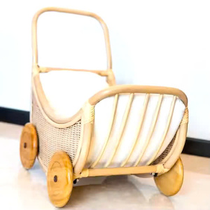 Cochecito de juguete de ratán tejido con asa para niños, carrito de arrastre para muñecas, juguete infantil, fabricado en Vietnam. - Product Image 1