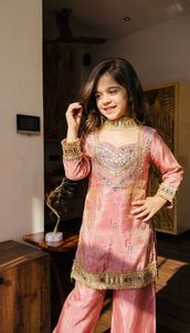 Tenue ethnique assortie mère-fille en soie Fendy, manches longues, avec broderies et travail de miroir véritable. - Product Image 4