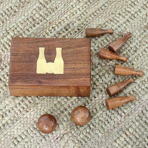 Ensemble de jeu de bouteilles en bois fait main avec incrustation en laiton, boîte rectangulaire, décoration rustique pour la maison, accessoire de table d'intérieur - Product Image 1
