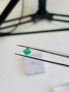 Par de Esmeraldas Naturales de Zambia, Certificadas por IGI, Calidad AAA, Brillo Superior, Color Verde, Pulido Perfecto, 5-8mm, 0.83cts - Product Image 3