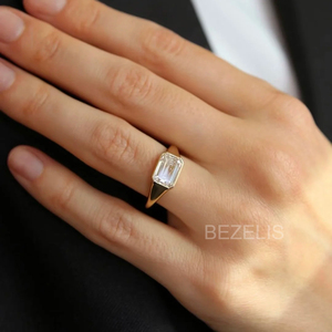 Anillo de Diamante Cultivado en Laboratorio con Corte Esmeralda y Engaste de Bisel, Platino, Corte Escalonado, Impresionante - Product Image 4