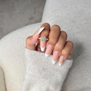 Anillo de compromiso de oro de 14 quilates con tres diamantes cultivados en laboratorio de corte esmeralda de 3.50 quilates, con piedras laterales en forma de baguette, certificado por IGI. - Product Image 5