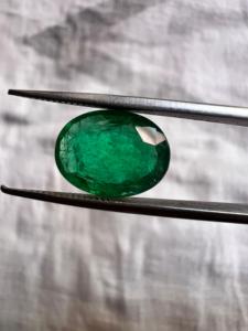 Émeraude naturelle ovale de 4,06 carats, provenance Zambie – Pierre précieuse verte moyenne non montée pour la fabrication de bijoux - Product Image 1