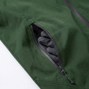 Chaqueta cortavientos elegante con material resistente al agua y diseño moderno para correr, viajar y uso diario. - Product Image 6