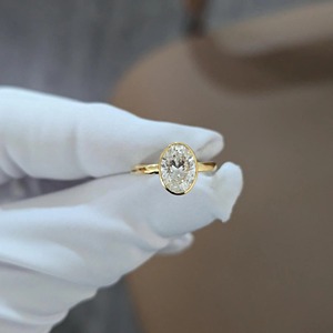 แหวนเพชรทรงรีดีไซน์ทันสมัยแบบมินิมอล ฝังเพชรแล็บโกรว์ ขอบทองคำขาว 14K รับรองโดย IGI ความใส VS+ แหวนเพชรสำหรับผู้หญิง - Product Image 1
