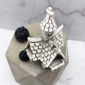 เฟอร์นิเจอร์คฤหาสน์สีขาวขนาดเล็กของเล่นตกแต่งบ้านตุ๊กตาฮาโลวีนที่น่าขนลุกสำหรับการตั้งค่าความสนุกสนานของคุณ! - Product Image 2