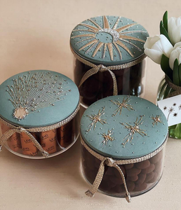 Boîte d'emballage de luxe écologique rigide ovale transparente pour chocolats et bonbons, idéale pour anniversaires, baptêmes et remises de diplômes, avec doublure en satin - Product Image 1
