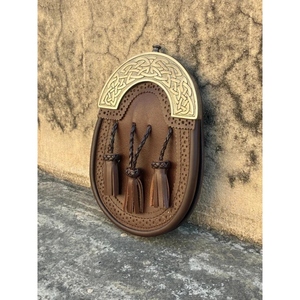 Sac Sporran Celtique en Cuir Véritable Premium avec Cantle Métallique Celtique Gaufré et Triple Pompon pour un Style Écossais des Highlands - Product Image 3