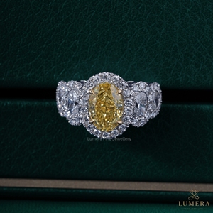 Bague halo de luxe en or blanc 9K 10K 14K 18K avec diamant jaune ovale taillé |   Bague de fiançailles certifiée IGI avec côté ovale - Product Image 2