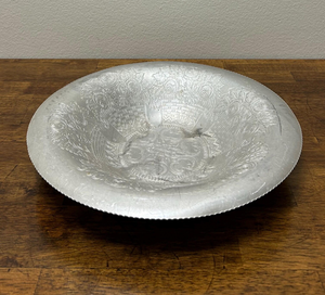 Plateau de service rond en aluminium gaufré style vintage, motif panier de fleurs, plat décoratif en métal pour la décoration intérieure (vente en gros) - Product Image 3