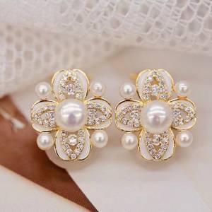 Boucles d'oreilles en perles d'eau douce de style rétro français Haoshi Camellia Micro-incrustées de perles Design de niche Pétales pour les trous d'oreille - Product Image 3