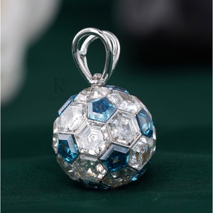 Colgante de Oro Blanco de 14K con Diamante Cultivado en Laboratorio de 8.50 CT VVS1, Corte Hexagonal, Forma de Número/Letra, Certificado GIA IGI, Oro Sólido de 14K - Product Image 1