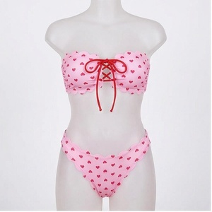 Ensemble bikini 2 pièces imprimé cœurs roses, haut bandeau avec détail lacé, bas string, maillot de bain pour femme - Product Image 1