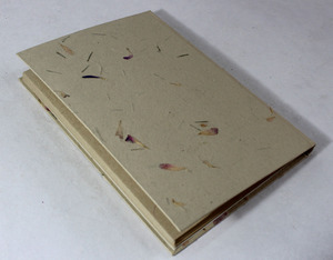 Cuaderno de yute de alta calidad con tapa dura, con pétalos de flores de papel de yute y hierba. - Product Image 4