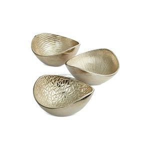 Elegante tazón de chocolate de metal con diseño floral con toque Premium perfecto para regalos de boda o recuerdos de fiesta - Product Image 1