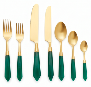 Ensemble de couverts en métal poli or avec manche en résine verte, moderne, compatible lave-vaisselle, vaisselle de luxe pour mariage - Product Image 1