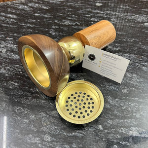 เตาเผากำยานไม้และโลหะ ดีไซน์หรูหรา ทรงลูกบอลสีทอง สำหรับตกแต่งบ้านและสำนักงาน สไตล์อินเดีย ทำด้วยมือ ขนาด 8x8x8 ซม. เหมาะสำหรับทุกฤดูกาล - Product Image 2