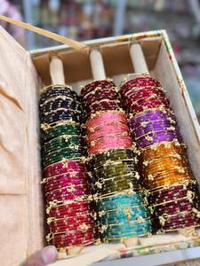 Bracelets Color Pop Kashmiri Raindrop avec incrustations de pierres colorées et coffret assorti de bracelets Ghungroo, lot de 12 douzaines - Product Image 4