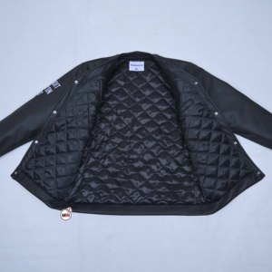 Chaqueta de Cuero PU Negra para Hombre a Precio Económico al por Mayor, con Logotipo Bordado, Cierre de Botones Delanteros, Corte Regular, Estilo Casual, para Otoño - Product Image 5