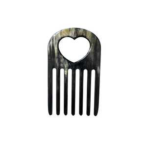 Peine artesanal de cuerno de búfalo natural en forma de corazón con acabado liso y antiestático para desenredar suavemente y cuidado diario. - Product Image 2