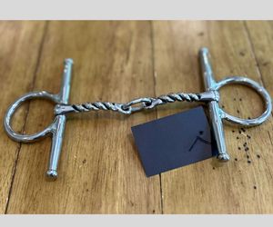 Bocado para Caballo de Acero Inoxidable de Alta Calidad con Anillo en D, Mejillas Completas, Boca Mullen y Diseño de Vástago Enlazado GUJJAR INTERNATIONAL - Product Image 3