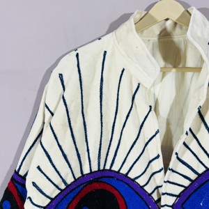 Chaqueta Suzani de Terciopelo Crema con Bordado de Ojos – Abrigo Bohemio Hecho a Mano para Festivales, Prenda Exterior Artística y Distintiva - Product Image 4