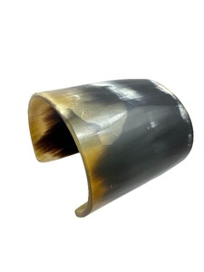 Brazalete de cuerno de búfalo pulido con bordes lisos y diseño cómodo para uso diario. - Product Image 1