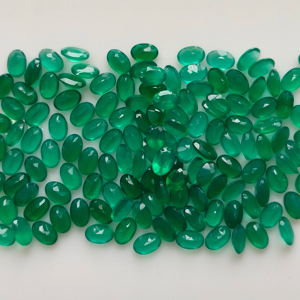 พลอยออนิกซ์สีเขียวธรรมชาติ รูปไข่ขนาด 7x5 มม. คุณภาพดีที่สุด พลอยหลวมที่ได้รับการรับรองสำหรับทำเครื่องประดับ จากร้านเรดเมาน์เทน เจมส์ - Product Image 4