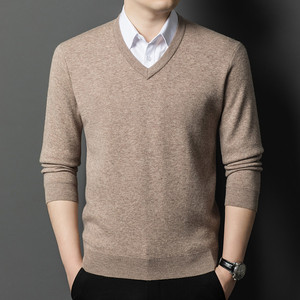 Pull essentiel bleu ciel à col en V pour homme, tricot léger effet cachemire, idéal pour les tenues décontractées ou professionnelles. - Product Image 3