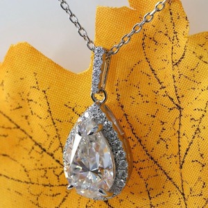 Collier pendentif solitaire en moissanite très demandé, aspect diamant, pour femme élégante, disponible à la vente - Product Image 4