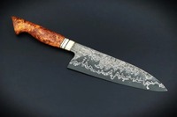 Damascus koksmes met houten handvat voor gebruik in de keuken