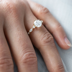 แหวนพรีเมียม ทอง 14K ประดับเพชรทรงกลม แหวนหมั้นแบบหนามเตย เครื่องประดับชั้นดีสำหรับผู้หญิง - Product Image 3