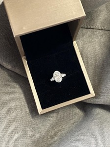 แหวนเพชรทรงรี 3.8 กะรัต เพชรเลี้ยงในห้องปฏิบัติการ ทองคำขาว 14K แหวนหมั้นสามเม็ด สี E ความสะอาด VVS2 พร้อมเพชรทรงบาแกตต์ - Product Image 3