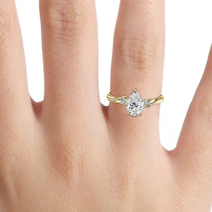 Anillo de Compromiso con Corte de Pera de 2 Quilates, Oro Amarillo de 14 Quilates, Piedras Laterales Redondas, Banda Entrecruzada, Fabricante de Joyería Fina Personalizada, Venta al Por Mayor - Product Image 3