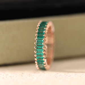 Anillo de Oro Rosa Sólido de 14K con Esmeralda Zambiana Cultivada en Laboratorio, Corte Baguette de 3x1.5mm, Anillo de Boda de Lujo con Piedras Preciosas de Eternidad Completa - Product Image 3