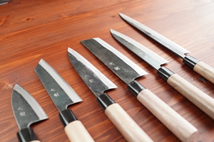 มีดทำครัว Tosa-uchihamono Gyuto สำหรับเชฟ ใบมีดเหล็กกล้าคาร์บอน ดีไซน์เป็นมิตรกับสิ่งแวดล้อม ใช้งานได้ทั้งสองมือ ด้ามจับไม้ - Product Image 4